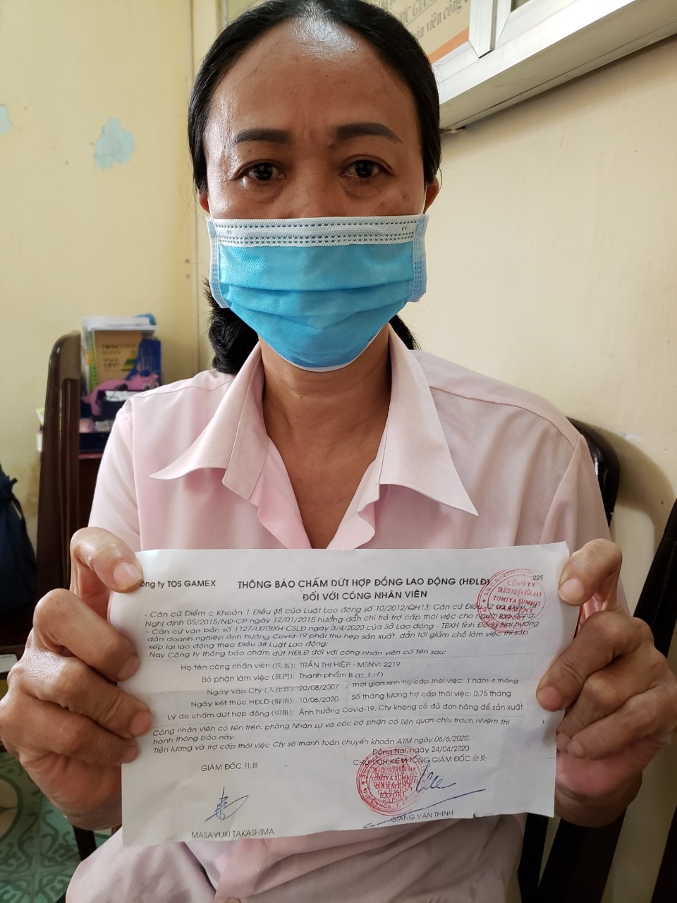 Bà Trần Thị Hiệp, 50 tuổi, công nhân công ty TNHH Tomiya Summit Garment Export, KCN Long Bình, TP.Biên Hoà, Đồng Nai với mảnh giấy thông báo chấm dứt hợp đồng lao động trên tay_Ảnh: HÀ ANH CHIẾN