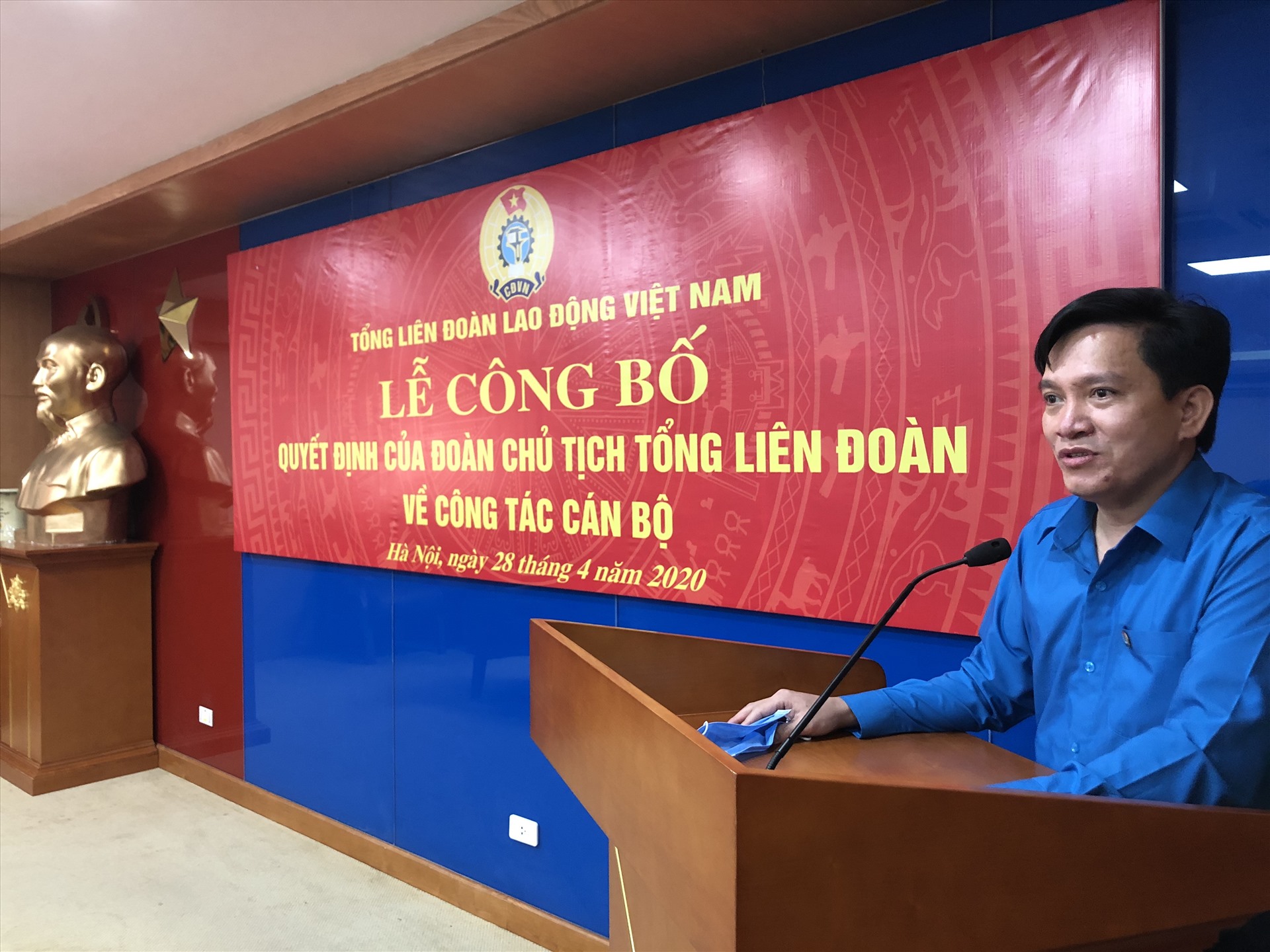 Đồng chí Nguyễn Xuân Hùng - tân Chánh Văn phòng phụ trách Văn phòng Tổng LĐLĐVN phát biểu nhận nhiệm vụ tại buổi lễ. Ảnh: Việt Lâm