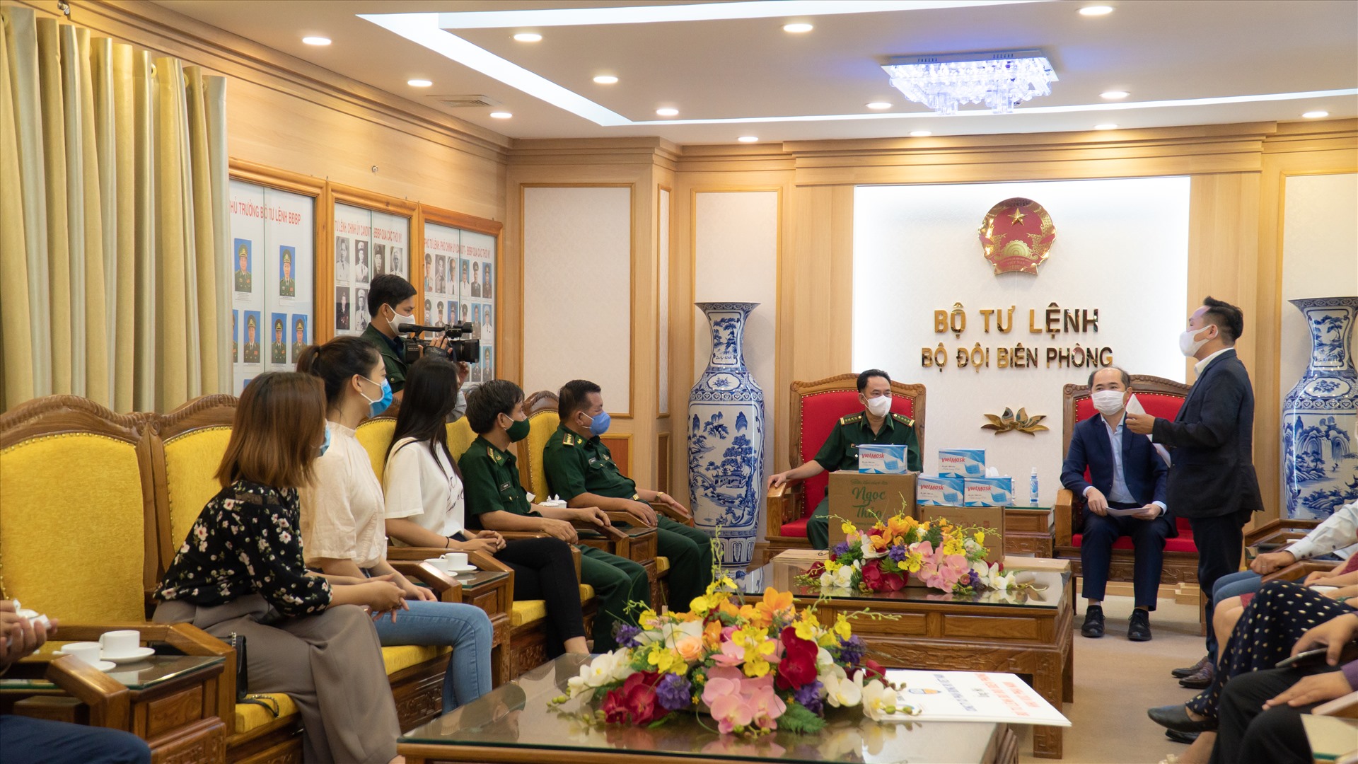 Hoa hậu Tiểu Vy và Lương Thuỳ Linh cùng đồng hành tặng thiết bị y tế cho các chiến sĩ biên phòng. Ảnh: Sen vàng.