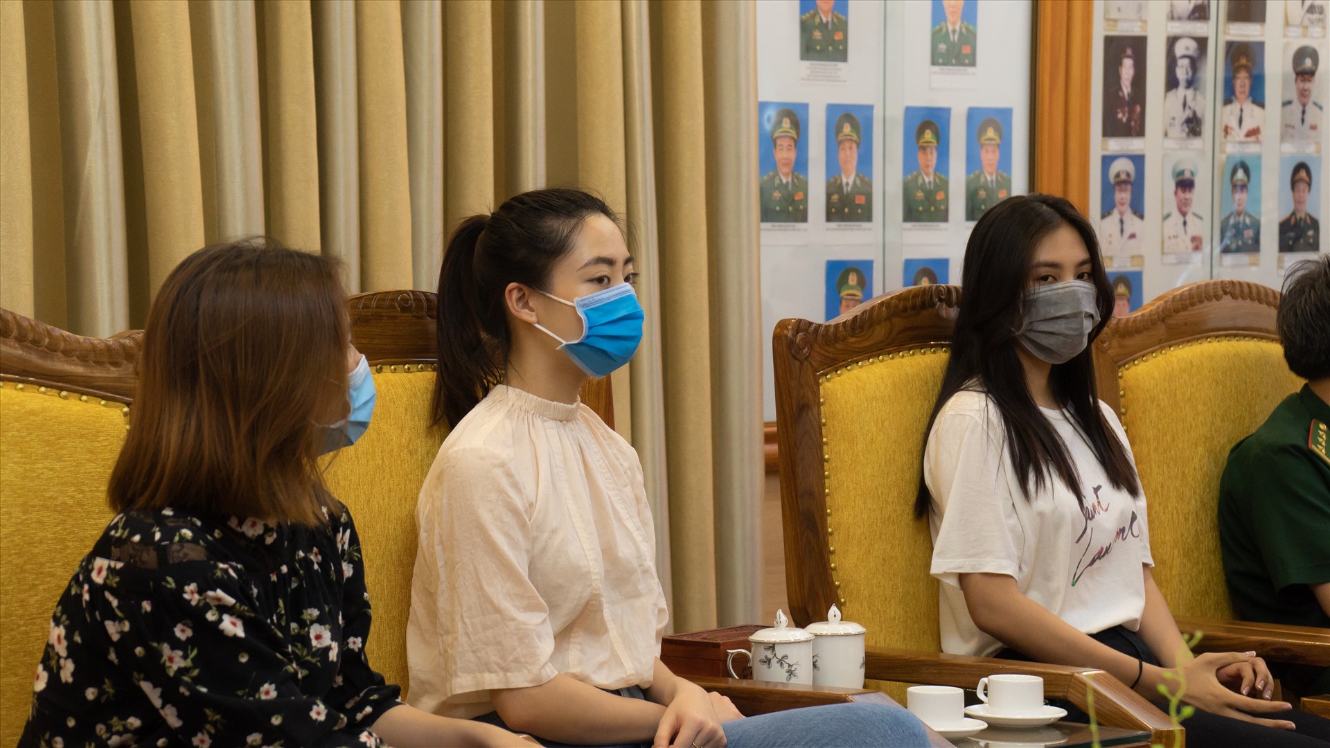Hoa hậu Tiểu Vy và Lương Thuỳ Linh cùng đồng hành tặng thiết bị y tế cho các chiến sĩ biên phòng. Ảnh: Sen vàng.