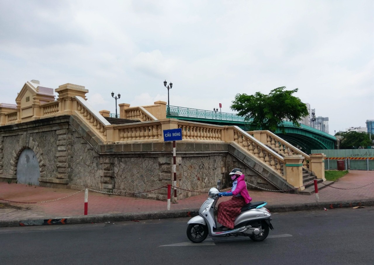 Tháng 112015, UBND TPHCM quyết định xếp hạng cầu Mống là 1 trong 10 di tích lịch sử - văn hóa, danh lam thắng cảnh của thành phố. Cây cầu này cũng có tên gọi chệch từ cầu Móng, vì đây là một trong những chiếc cầu đầu tiên có trụ móng được xây ở Sài Gòn.   Ảnh: Minh Quân