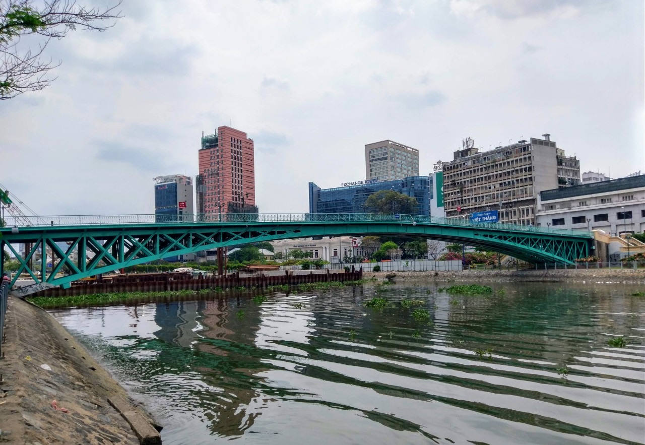 Cầu Mống mang nét đẹp cổ kính giữa lòng thành phố hiện đại.   Ảnh: Minh Quân