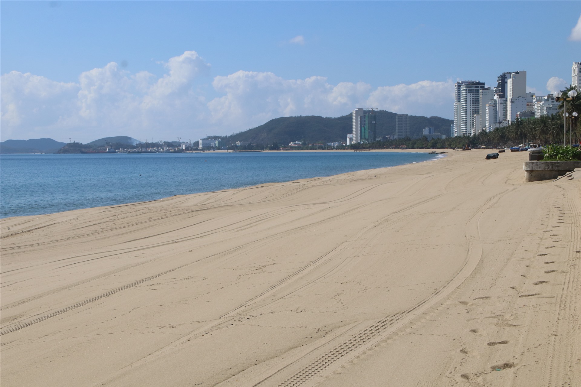 Biển Nha Trang lần đầu tiên vắng bóng du khách trong kỳ nghỉ lễ 30.4 và 1.5. Ảnh: Phương Linh