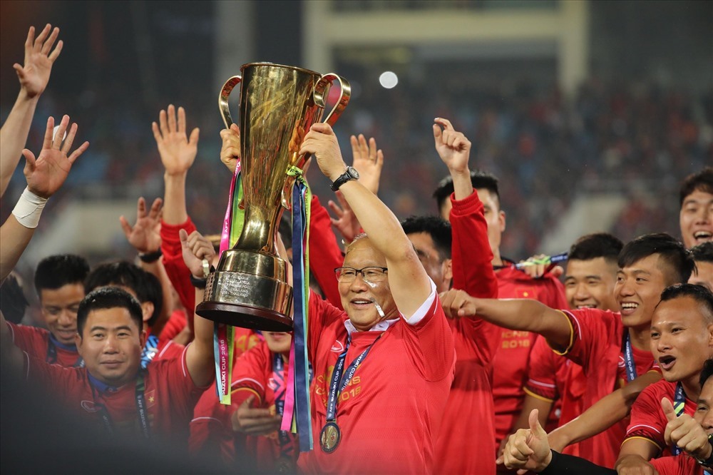 Huấn luyện viên Park Hang-seo và chức vô địch AFF Cup 2018. Ảnh: Sơn Tùng