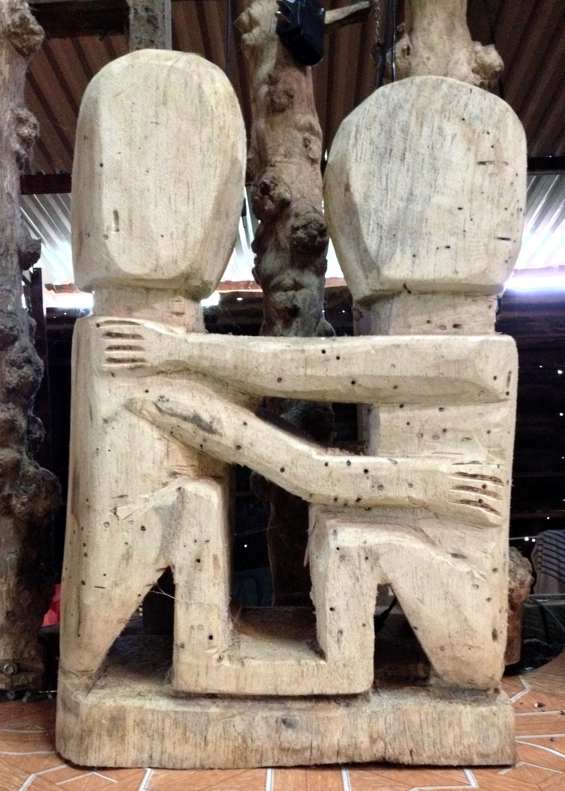 Nghệ nhân để tượng thô mộc màu gỗ nguyên sơ.