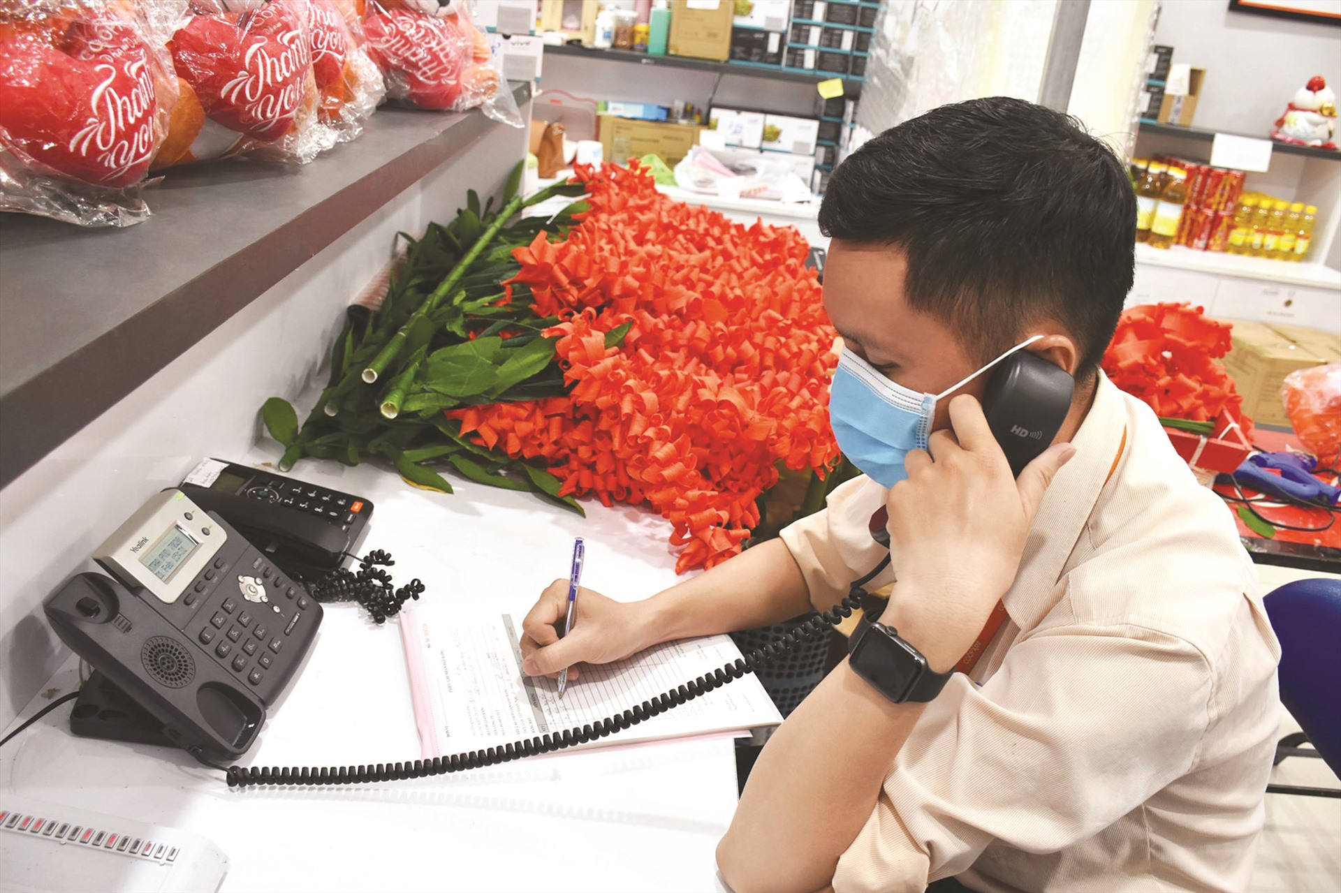 Mùa dịch COVID-19, Saigon Co.op tiếp nhận hàng chục ngàn đơn hàng qua điện thoại.