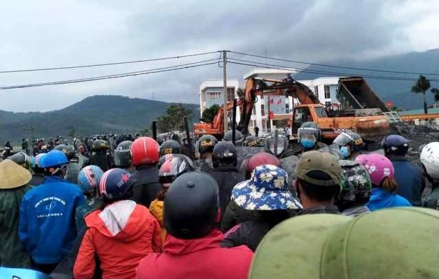 Hình ảnh người dân xã Kỳ Nam phản đối dùng tro xỉ của Nhà máy Nhiệt điện Vũng Áng 1 để san lấp làm sân vận động. Ảnh: QT