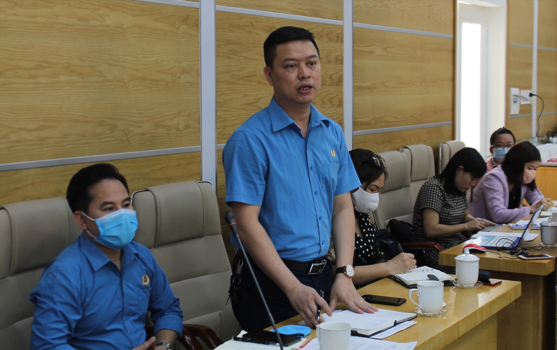 Đại diện công đoàn cơ sở doanh nghiệp KCN Tràng Duệ chia sẻ khó khăn, giải pháp hỗ trợ người lao động do ảnh hưởng dịch COVID-19. Ảnh Mai Dung