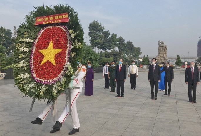 Đoàn lãnh đạo TP.Hồ Chí Minh dâng hoa tưởng niệm các anh hùng liệt sĩ tại Nghĩa trang Liệt sĩ Thành phố.   Ảnh: Trường Hoàng
