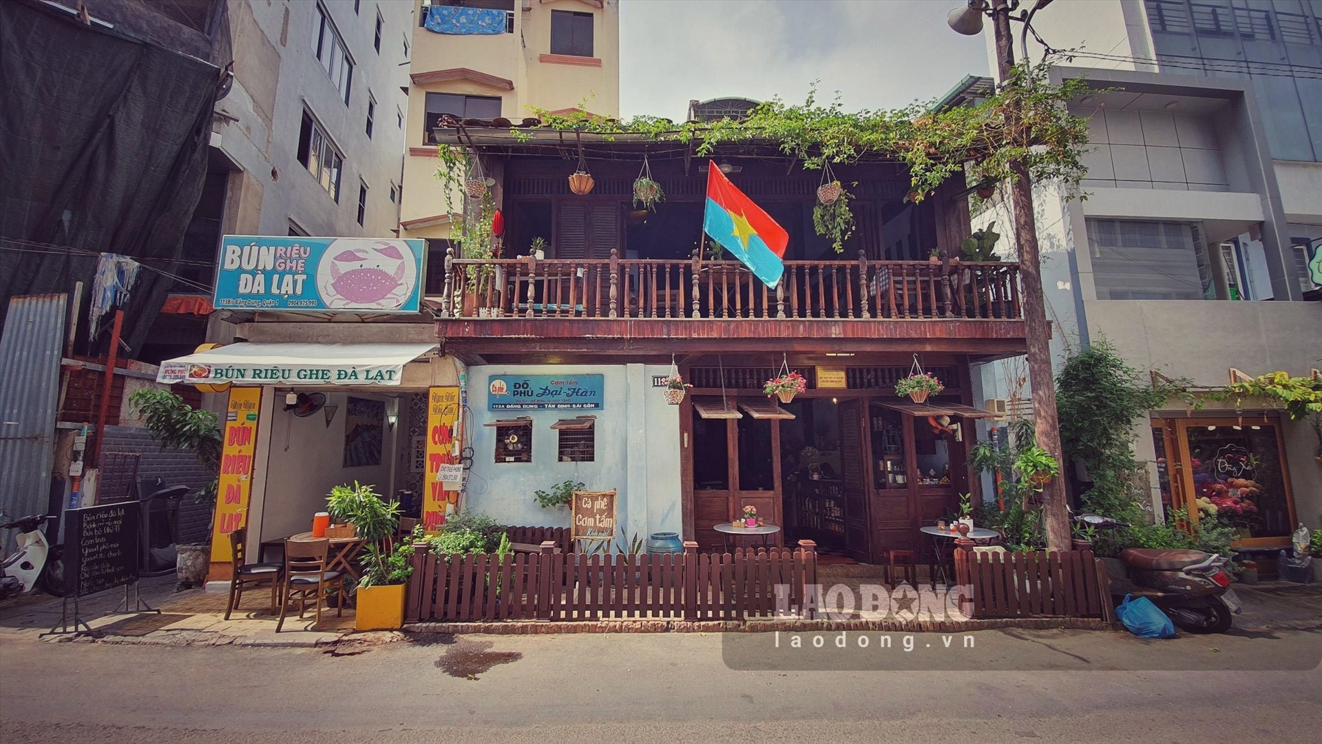 Quán cafe Đỗ Phủ - cơm tấm Đại Hàn nằm tại căn nhà ở số 113A Đặng Dung, phường Tân Định, quận 1, TP.HCM, nơi đây từng là di tích lịch sử Hộp thư bí mật và hầm nổi của Biệt động Sài Gòn