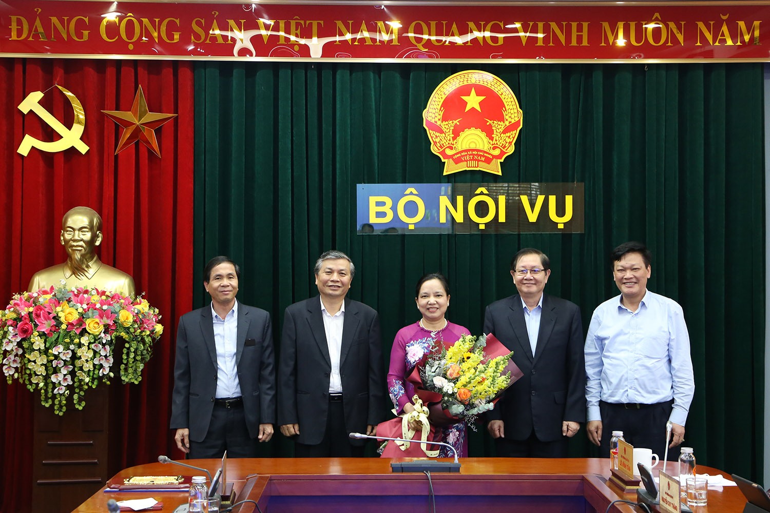 Lãnh đạo Bộ Nội vụ chúc mừng bà Trần Thị Hà. Ảnh Nguyễn Thắng