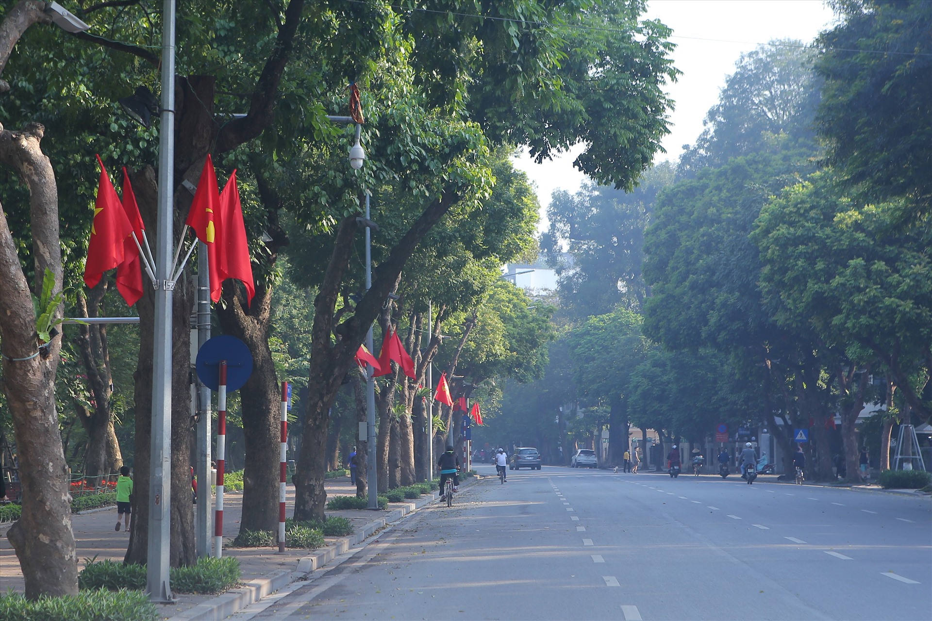 Đường phố Hà Nội những ngày này rực rỡ, hình ảnh cờ đỏ sao vàng rợp phố phường đã trở thành nét đặc trưng thiêng liêng mỗi khi đến ngày lễ trọng đại của dân tộc - Ngày Giải phóng miền Nam, thống nhất đất nước 30.4 và Ngày Quốc tế lao động. Ảnh: Cường Hoan