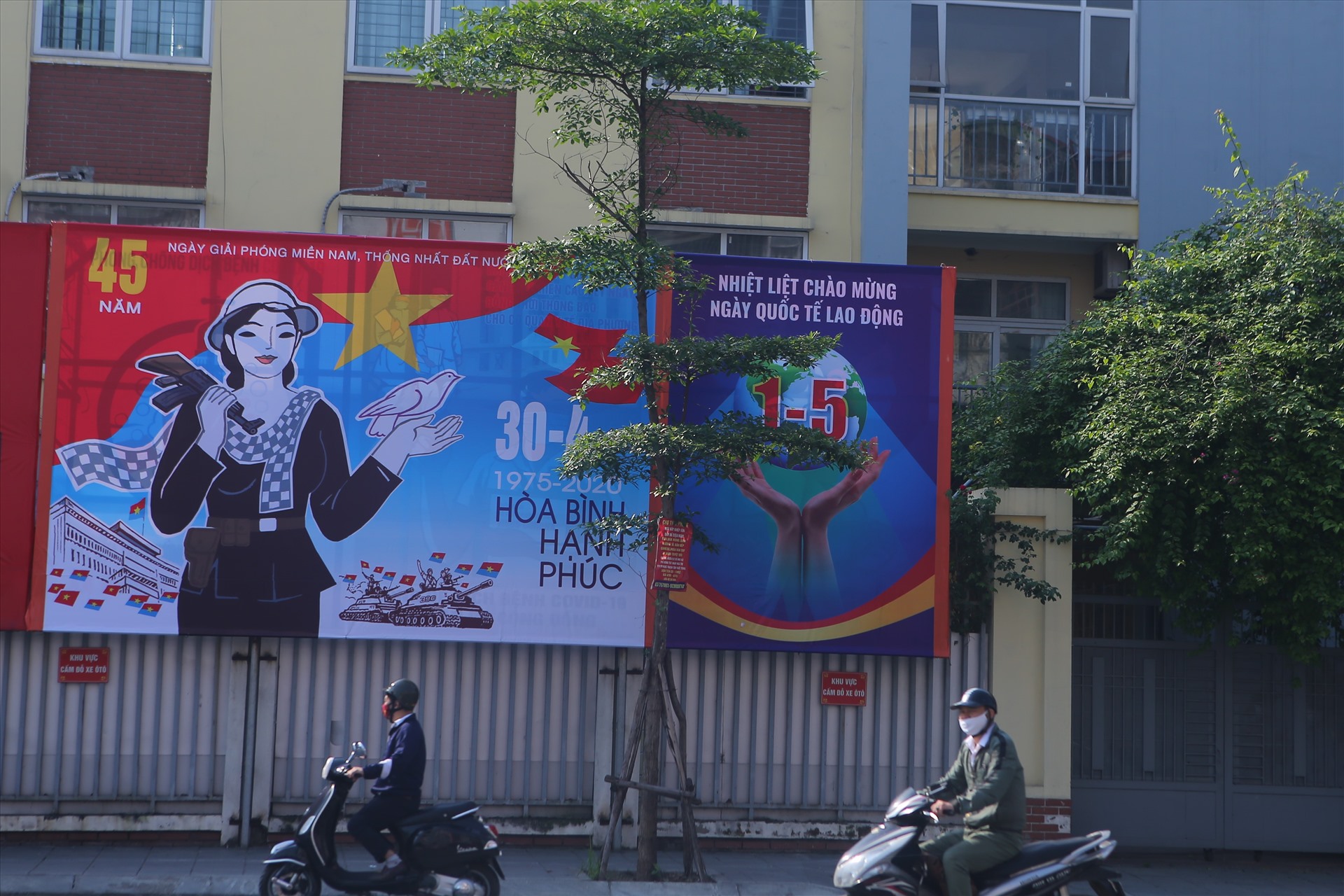 Những tấm áp phích kỉ niệm ngày 30.4 và 1.5 tại đường Phạm Ngọc Thạch (quận Đống Đa) với những hình ảnh biểu tượng đầy tự hào trong lịch sử.