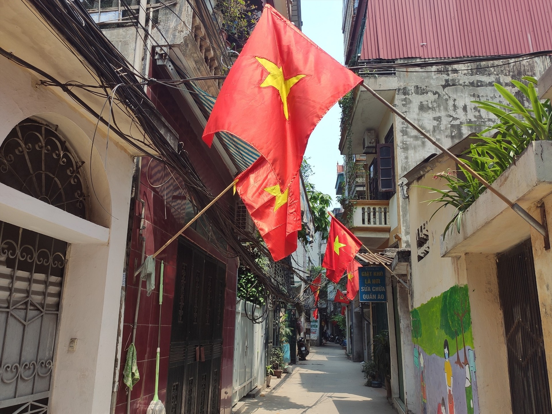 Một ngõ nhỏ ở đường Quan Nhân (quận Thanh Xuân) rực rỡ cờ Tổ quốc.