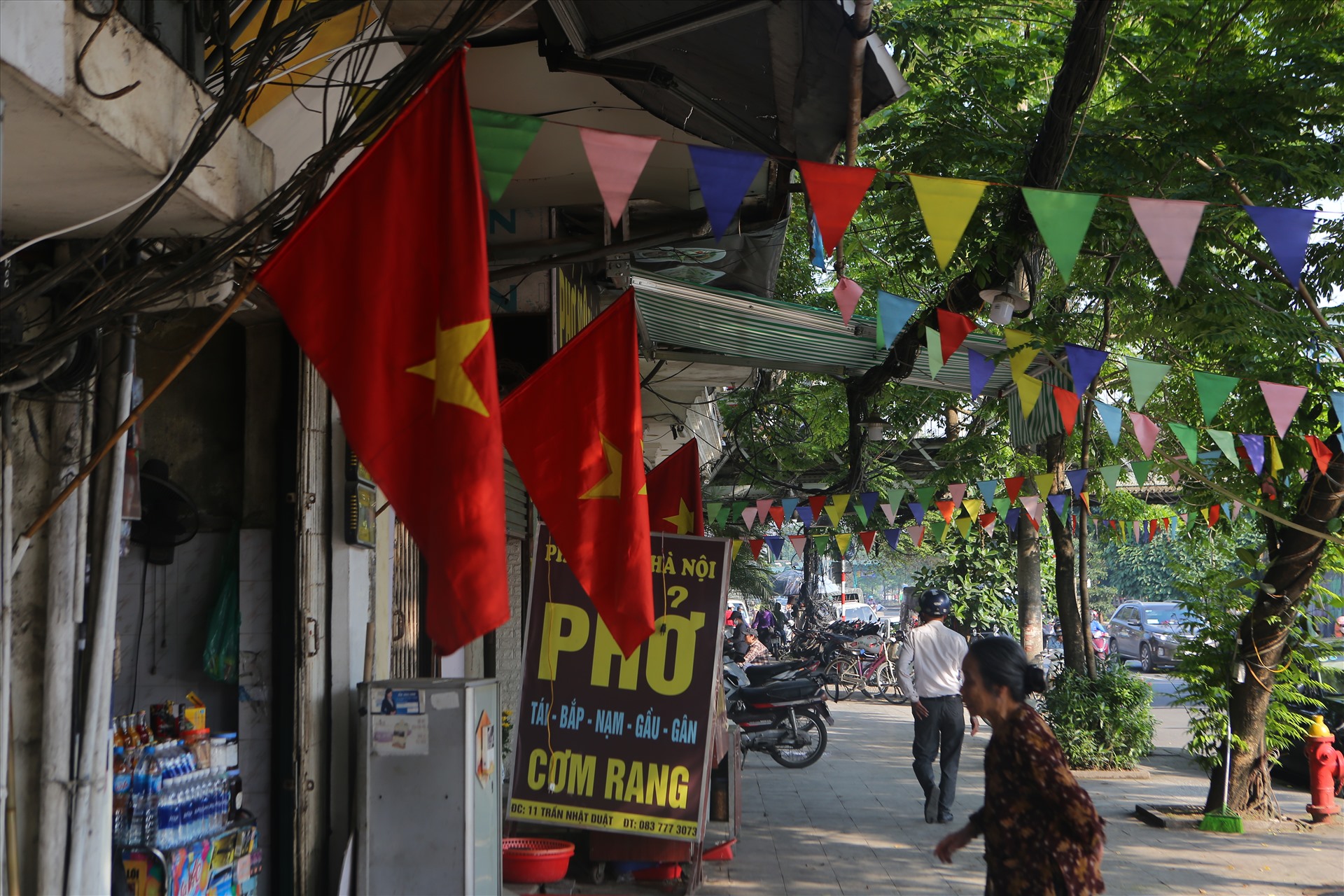 Như mọi năm, cứ đến gần ngày 30.4, người dân tại đường Trần Quang Khải (quận Hoàn Kiếm) lại đem cờ ra treo trước nhà để kỉ niệm những tháng ngày lịch sử hào hùng của dân tộc. Ảnh: Hoàng Cường