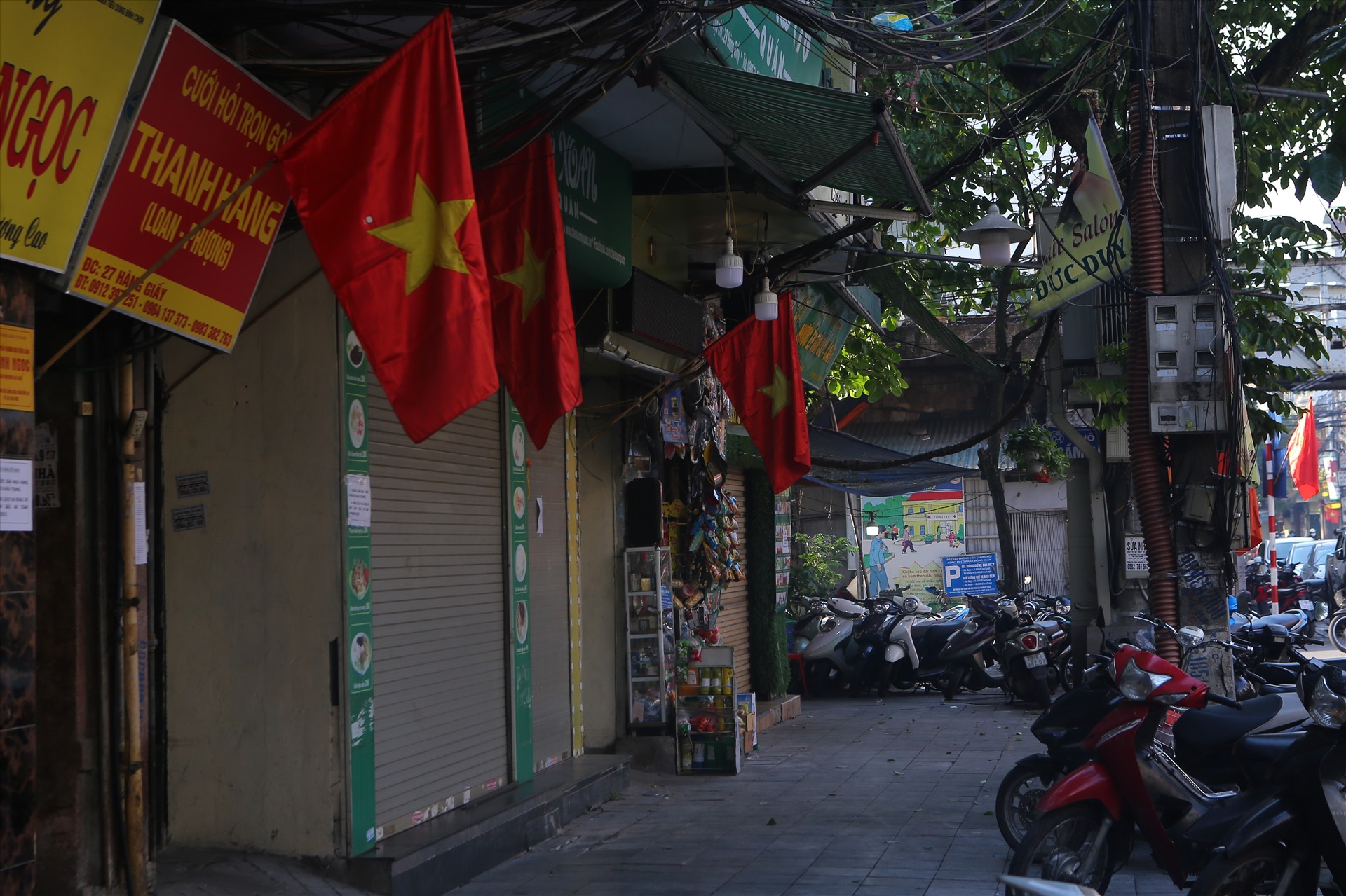 Màu cờ đỏ rực rỡ trên phố Hàng Giấy (quận Hoàn Kiếm).