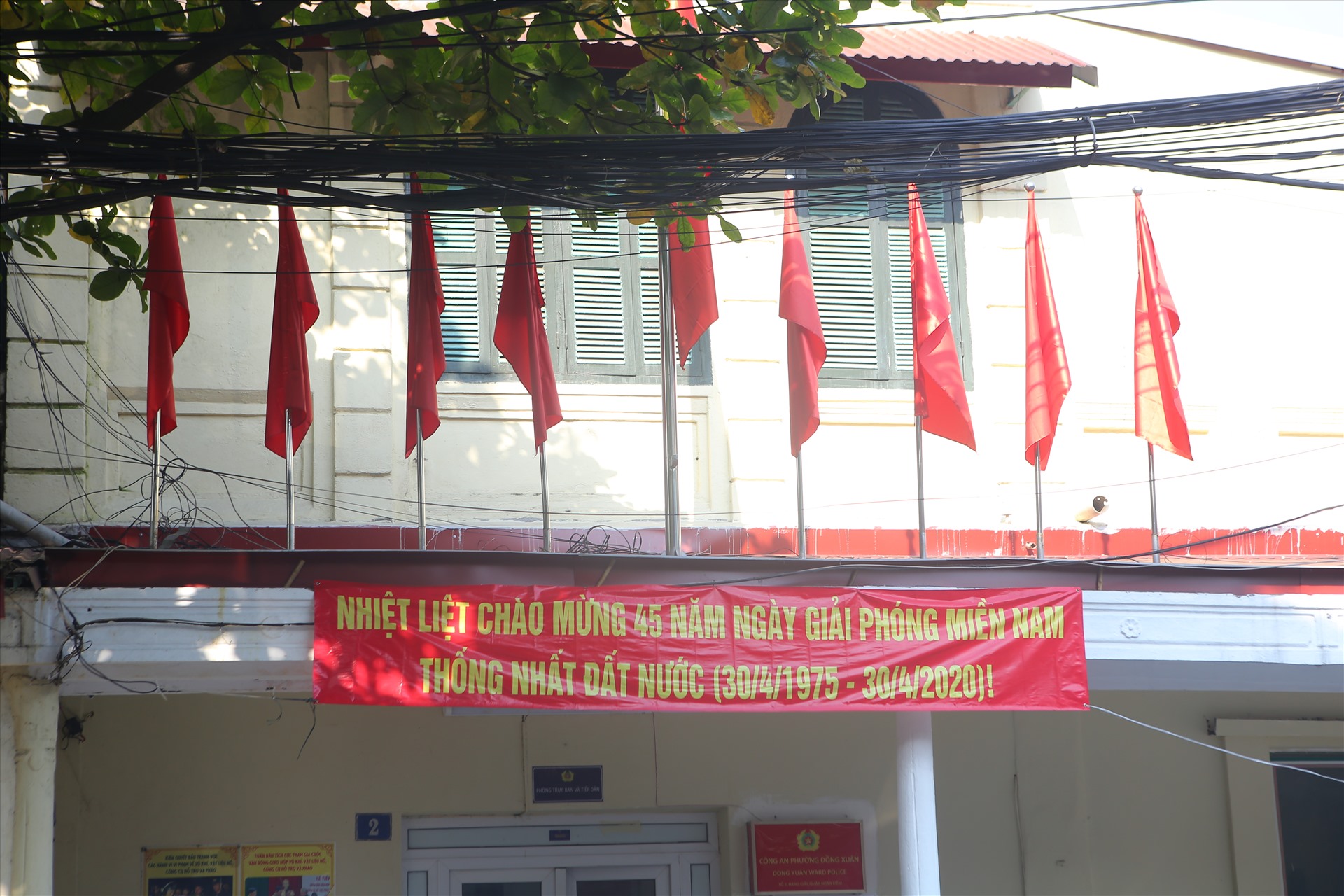 Tại trụ sở Công an phường Đồng Tâm (quận Hoàn Kiếm) với cờ đỏ, băng rôn ghi: “Nhiệt liệt chào mừng 45 năm Ngày Giải phóng miền Nam, thống nhất đất nước (30.4.1975 – 30.4.2020)”.