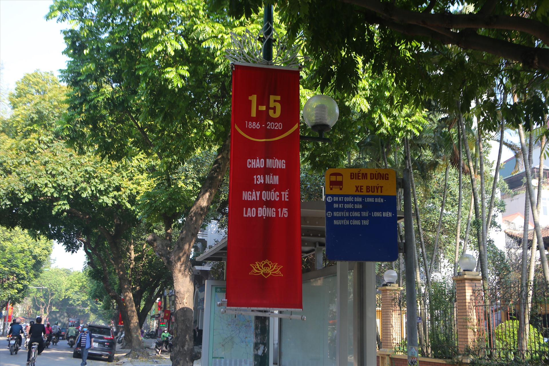 Ngoài quốc kỳ, hàng loạt những khẩu hiệu, biểu ngữ được treo trên các tuyến phố cũng tạo nên vẻ đẹp rực rỡ cho Thủ đô ngàn năm văn hiến.