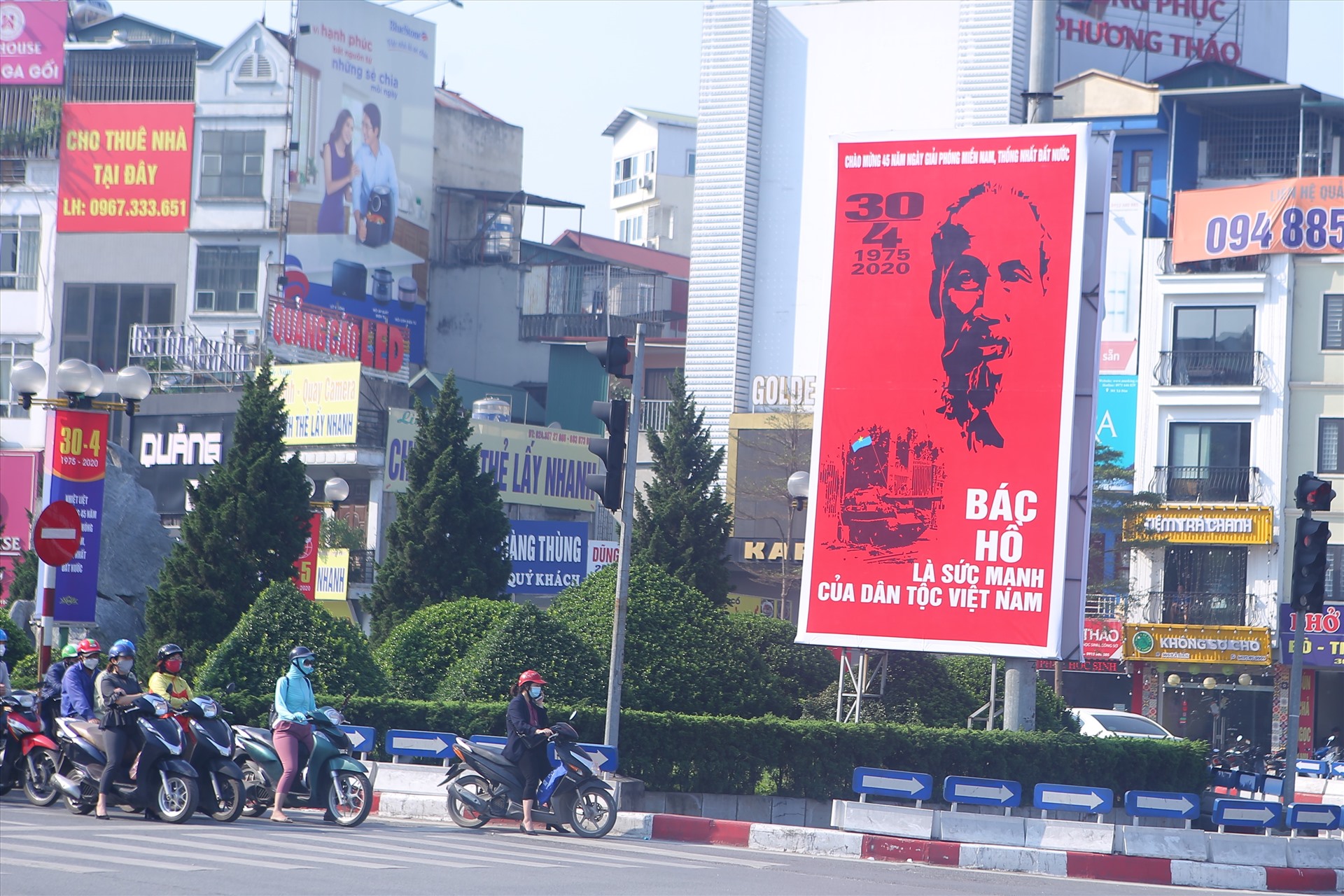 Kỉ niệm ngày chiến thắng 30.4 cũng gần với ngày sinh của Chủ tịch Hồ Chí Minh nên không thể thiếu được hình ảnh về Bác Hồ. Một tấm áp phích về Bác trên ngã 6 Ô Chợ Dừa (quận Đống Đa).