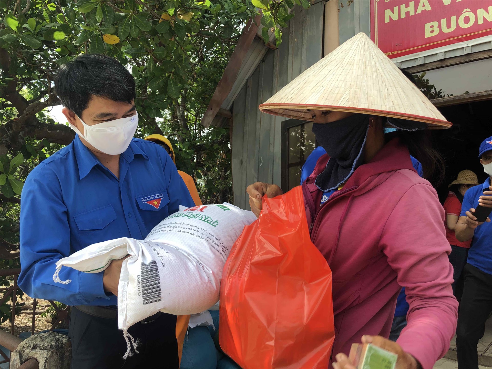 Công ty Điện lực Đắk Lắk tổ chức trao tặng 2,5 tấn gạo cho bà con nghèo.
