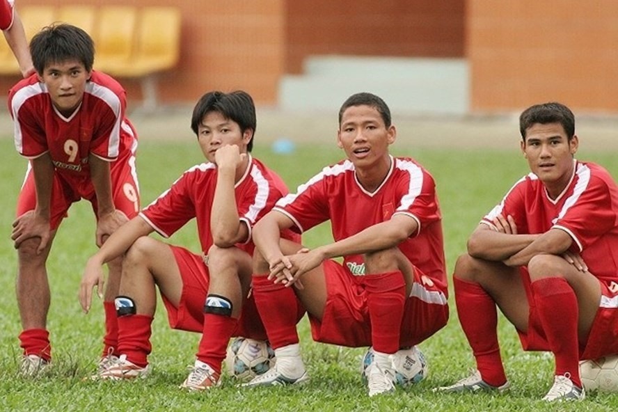 Văn Quyến (thứ hai từ trái sang) từng là biểu tượng của bóng đá Việt Nam. Ảnh: Bạch Dương
