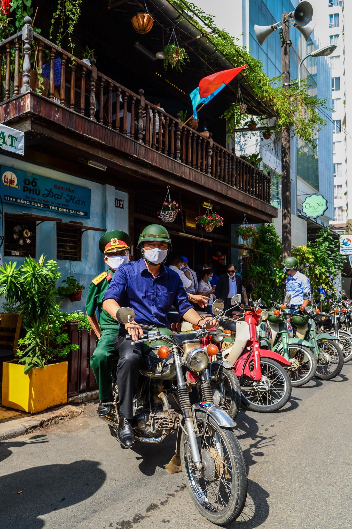 16 vị khách đầu tiên được trải nghiệm chương trình tour đặc biệt “Biệt động Sài Gòn“. Ảnh: Sở Du lịch TP.HCM cung cấp.