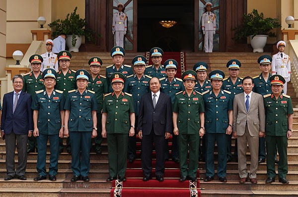 Thủ tướng chụp ảnh lưu niệm cùng lãnh đạo Bộ Quốc phòng, Quân chủng Phòng không-Không quân. Ảnh: VGP/Quang Hiếu