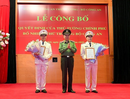 Bộ trưởng Tô Lâm trao Quyết định bổ nhiệm chức vụ Thứ trưởng Bộ Công an đối với Thiếu tướng Lê Quốc Hùng và Thiếu tướng Lê Tấn Tới. Ảnh BCA