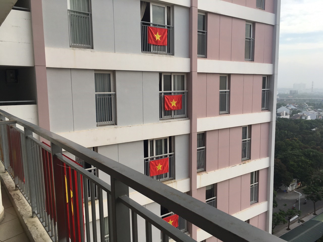 Người dân sống tại Chung cư Thủ Thiêm Xanh, phường Bình Trưng Đông, Quận 2 cũng đón mừng đại lễ với việc treo cờ đồng loạt. Ảnh: Trần Phan