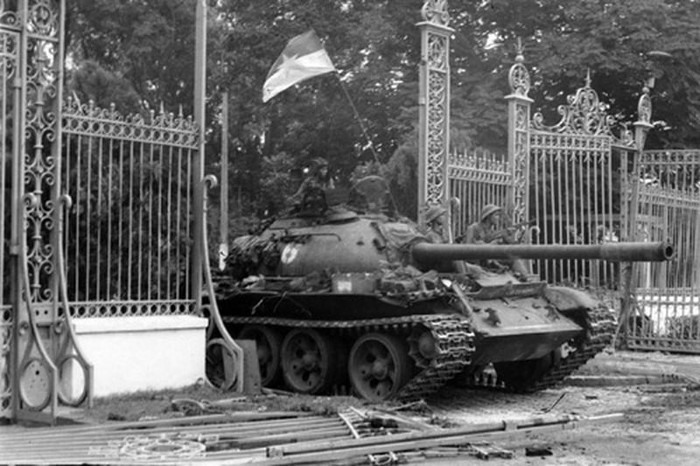 Xe tăng quân Giải phóng tiến vào Dinh Độc Lập trưa ngày 30.4.1975. Ảnh: TTXVN