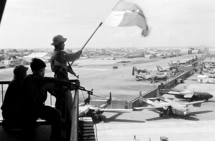 Cờ giải phóng tung bay trên sân bay Tân Sơn Nhất, ngày 30.4.1975. Ảnh: TTXVN