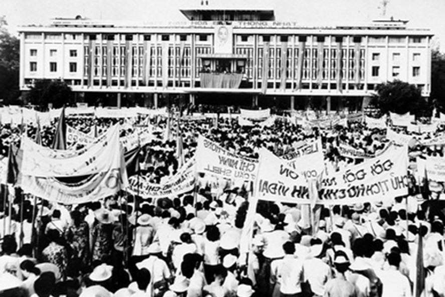 Các tầng lớp nhân dân Sài Gòn tham dự mít tinh mừng chiến thắng. Ảnh: TTXVN