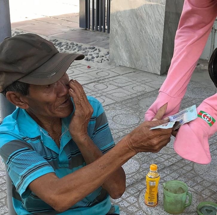 Bên cạnh người bán vé số, người nhặt ve chai ở Nha Trang, Khánh Hòa cũng được các mạnh thường quân hỗ trợ để giảm bớt khó khăn. Ảnh: L.H.K