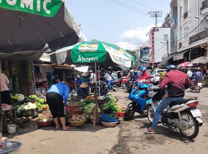 Đây là hình ảnh ghi nhận tại bên hông chợ Xuân Khánh, quận Ninh Kiều, TP.Cần Thơ,  tấp nập người mua bán và rất nhiều người cũng không đeo khẩu trang theo khuyến cáo của cơ quan chức năng.