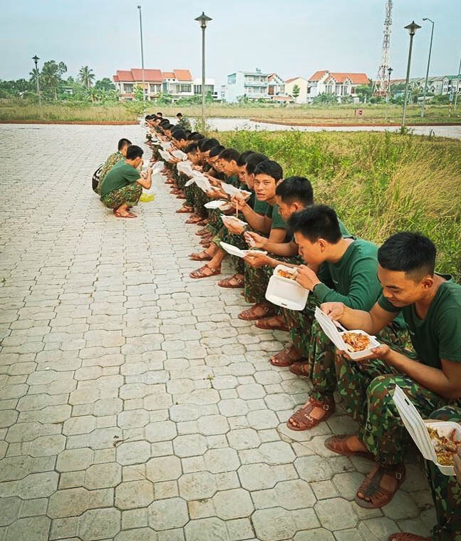 Bữa ăn của những chiến sĩ trong một khu cách ly ở Huế. Ảnh: Tiến Quyết.