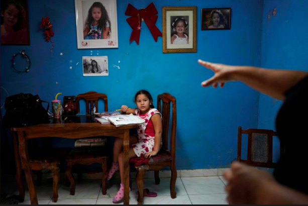 Liz Mariam, 6 tuổi, học tập tại nhà dưới sự hướng dẫn của mẹ, tại Havana, Cuba, 25.3. Ảnh: Reuters