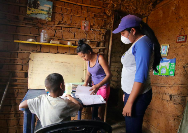 Một giáo viên tới thăm nhà học sinh sau khi trường học đóng cửa để ngăn chặn dịch bệnh COVID-19, tại El Pao, Venezuela, ngày 1.4. Ảnh: Reuters
