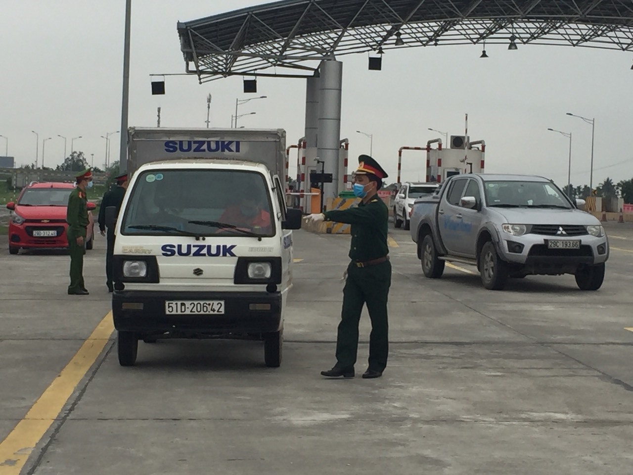 Cán bộ chốt chặn kiểm dịch yêu cầu các lái xe khai báo y tế tại cao tốc Hà Nội - Hải Phòng - ảnh MC