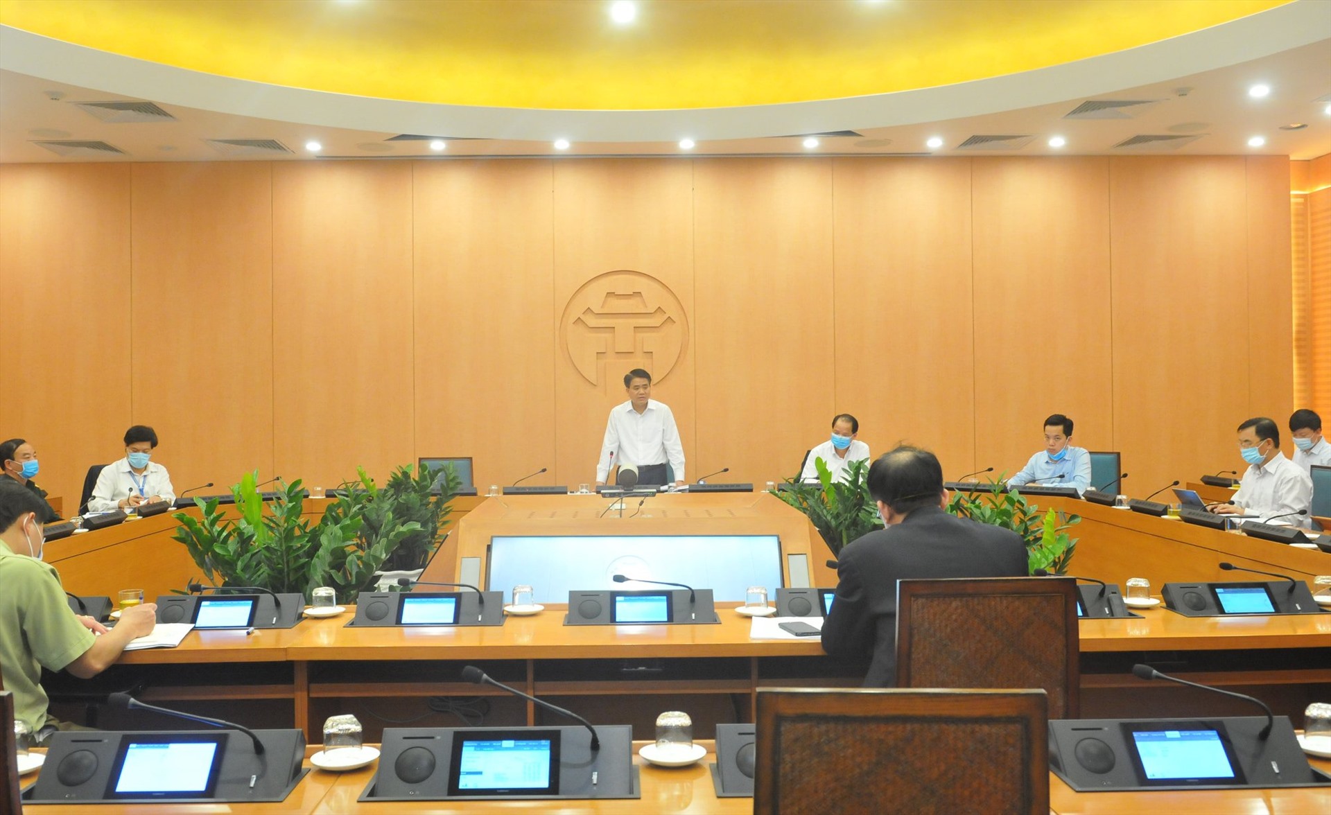 Chủ tịch Hà Nội chỉ đạo các dịch vụ điện, nước, viễn thông cần đảm bảo đầy đủ cho người dân.