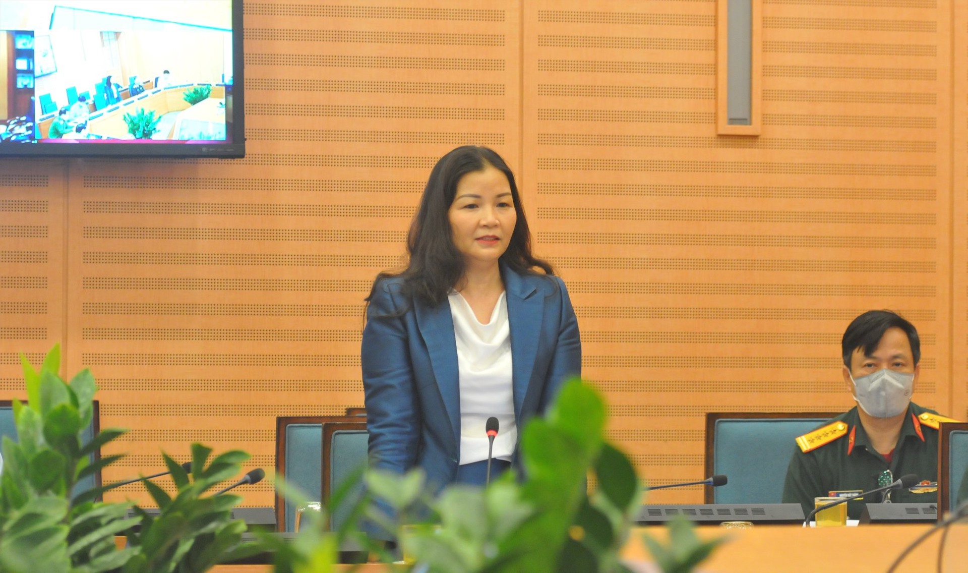 Bà Trần Thị Phương Lan - Phó Giám đốc Sở Công thương Hà Nội báo cáo tại cuộc họp Ban chỉ đạo phòng chống dịch COVID-19 thành phố Hà Nội chiều 3.4.
