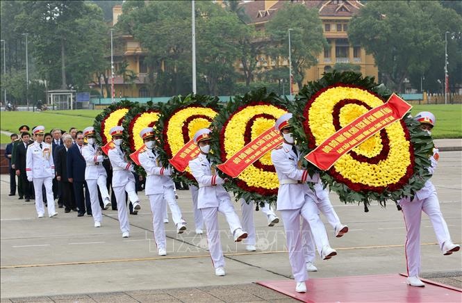 Đoàn đại biểu Lãnh đạo Đảng, Nhà nước đặt vòng hoa và vào Lăng viếng Chủ tịch Hồ Chí Minh. Ảnh: Dương Giang/TTXVN