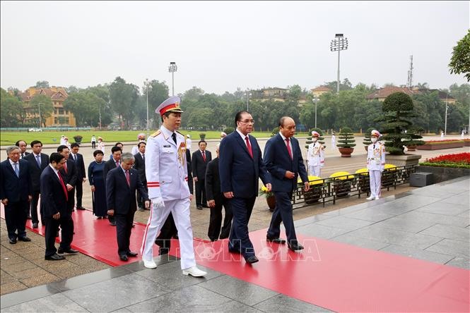 Đoàn đại biểu Lãnh đạo Đảng, Nhà nước đặt vòng hoa và vào Lăng viếng Chủ tịch Hồ Chí Minh. Ảnh: Dương Giang/TTXVN