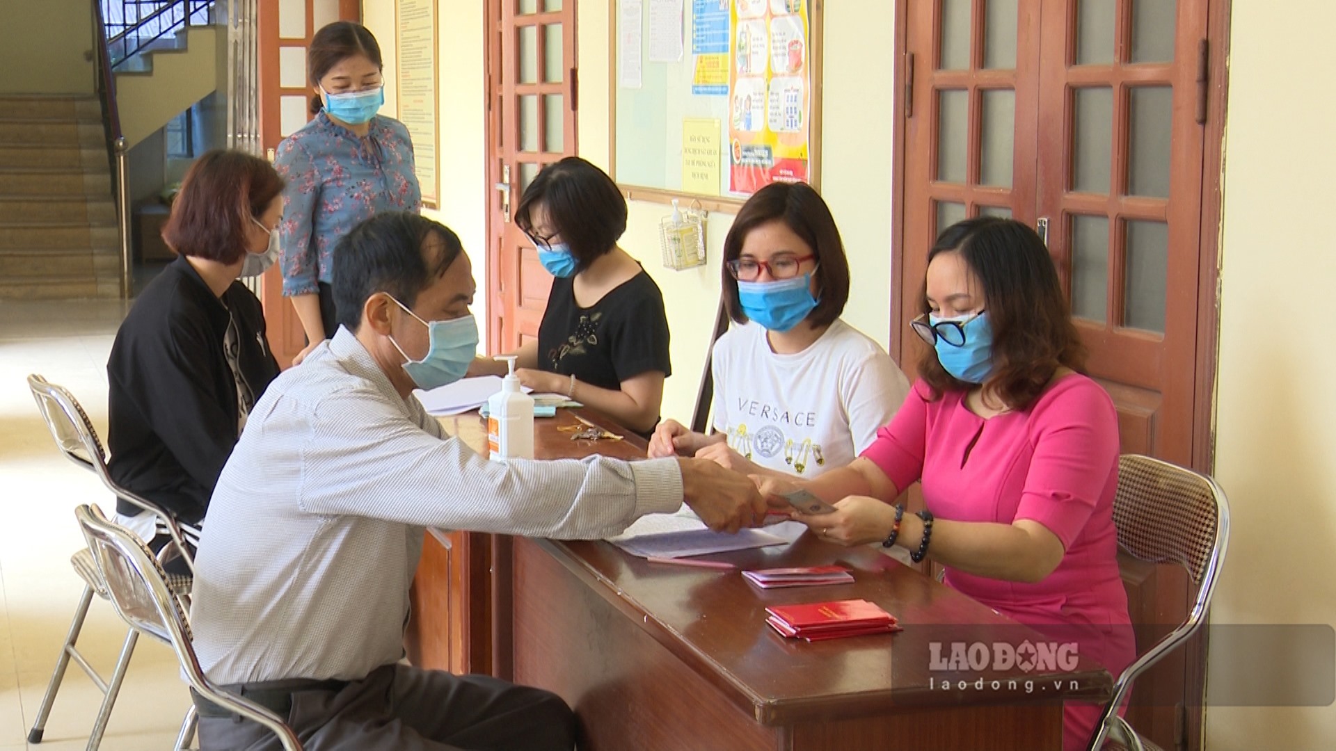 “Chúng tôi sẽ cố gắng chi trả hoàn tất cho 3 nhóm đối tượng trong ngày hôm nay. Hi vọng nhận được tiền hỗ trợ của thành phố người dân cũng thấy ấm lòng”-bà Yến nói.