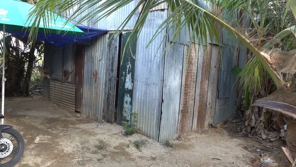 Các đối tượng sử dụng căn nhà hoang ở xã Vĩnh Trung, Nha Trang (Khánh Hòa) để sát phạt bầu cua. Ảnh: Bá Khánh