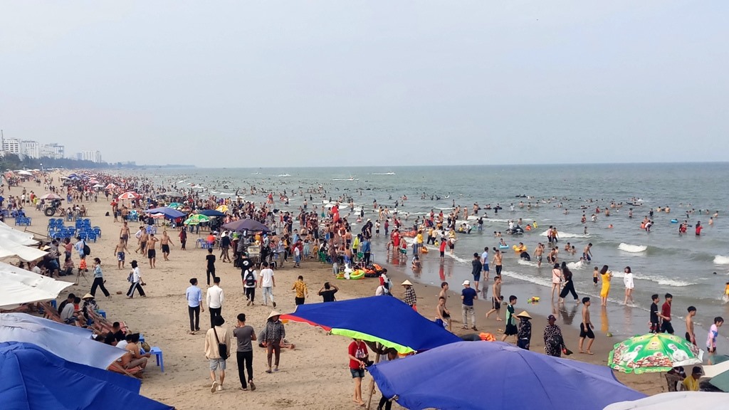 Hàng nghìn người đổ về biển Sầm Sơn trong ngày đầu nghỉ lễ