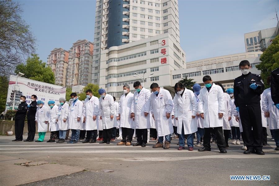 Các nhân viên y tế ở Vũ Hán, Trung Quốc dành 3 phút mặc niệm sáng 4.4. cho các nạn nhân thiệt mạng vì COVID-19. Ảnh: Tân Hoa Xã.