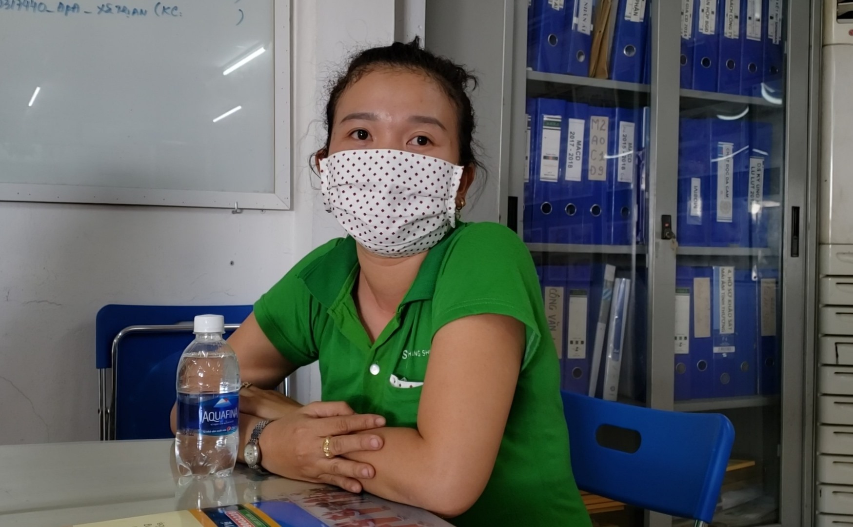 Công nhân Võ Thị Phương Trinh đang lo lắng vì không thể đưa đón con cái_Ảnh: HAC