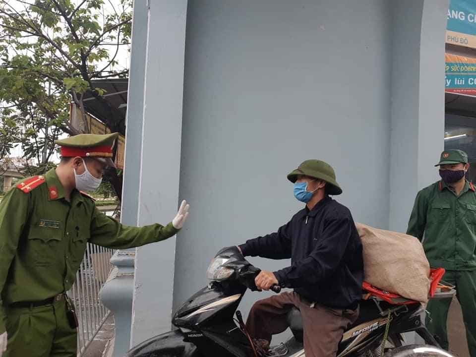 Công an phường Phú Đô kiểm tra người dân ra đường.