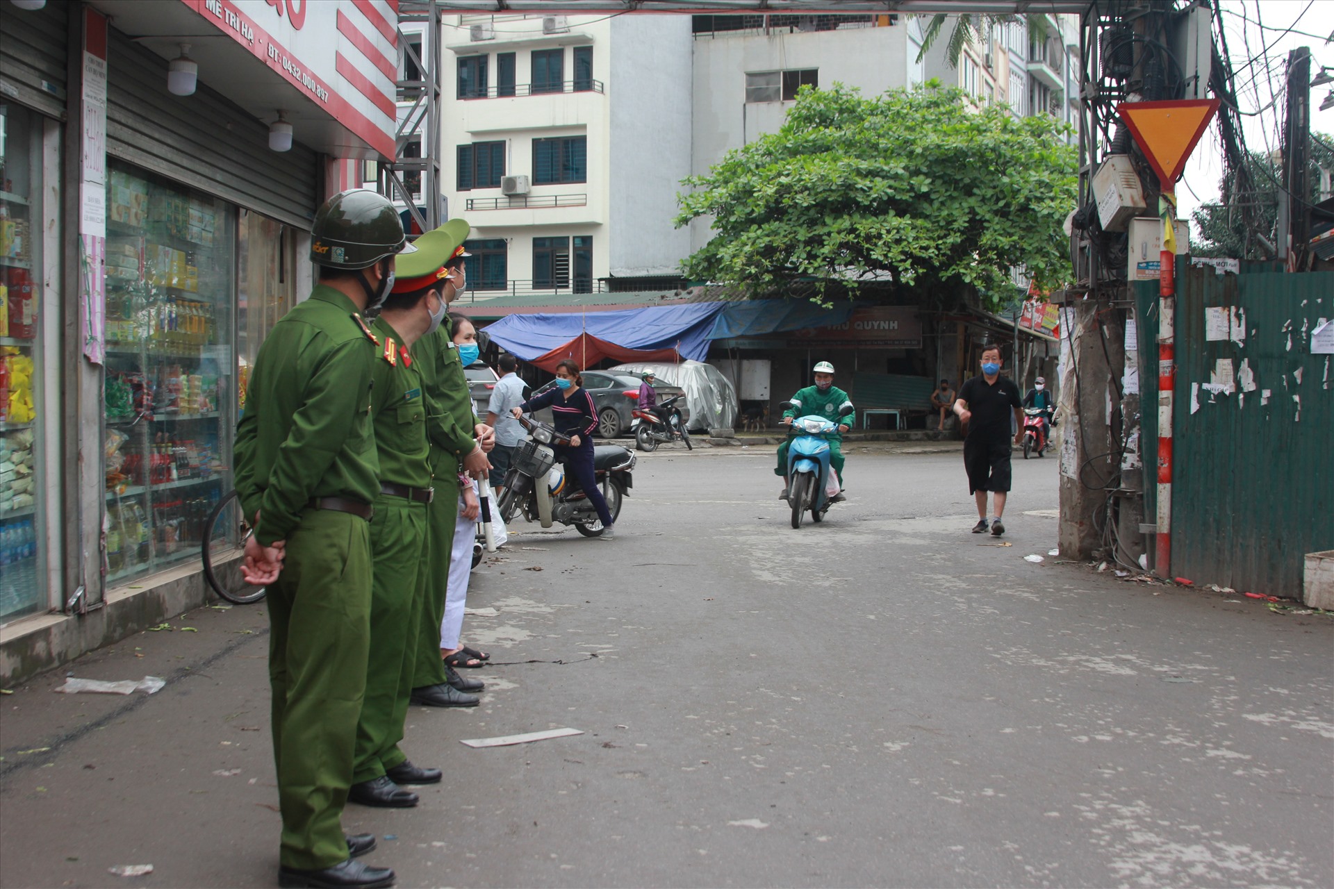 Lực lượng Công an phường Mễ Trì ra quân xử lý người dân ra đường khi đang có dịch.