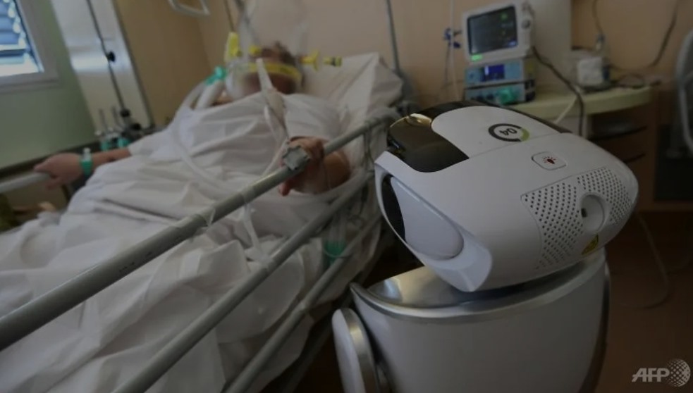 Một trong 6 con robot ở bệnh viện Vasere, Italia giúp chăm sóc bệnh nhân điều trị đặc biệt trong dịch vệnh COVID-19. Ảnh: AFP